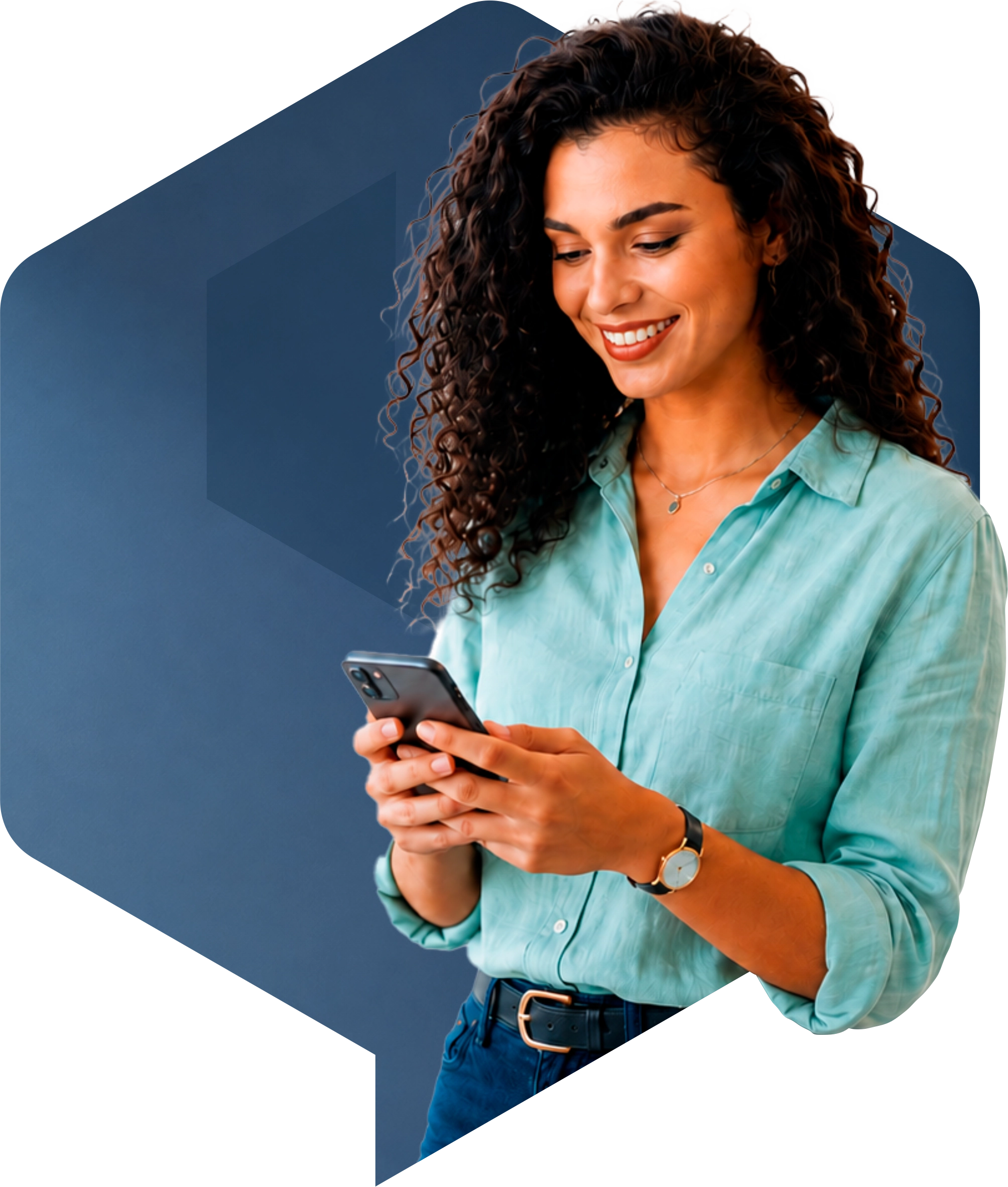 Clienta sonriendo mientras escribe por WhatsApp a una empresa que recomienda